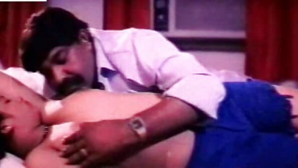 இரண்டு கவர்ச்சியான பெண்கள் வேனில் தங்கள் ஆடைகளை கழற்றினார்கள்