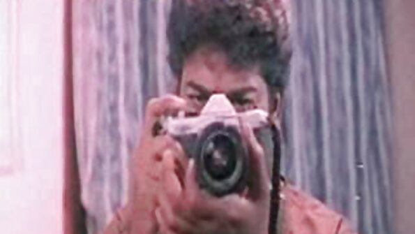 நண்பர் கொம்பு MILF மற்றும் அவரது சித்தியுடன் குழு உடலுறவை அனுபவித்து வருகிறார்