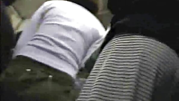 Horny buxom MILF தனது கணவரின் நண்பருடன் குளித்து மகிழ்ந்தது
