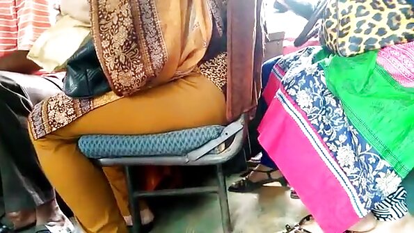 பச்சை குத்தப்பட்ட பொன்னிற MILF சித்தியின் காதலனை உடலுறவு கொள்ள தூண்டுகிறது