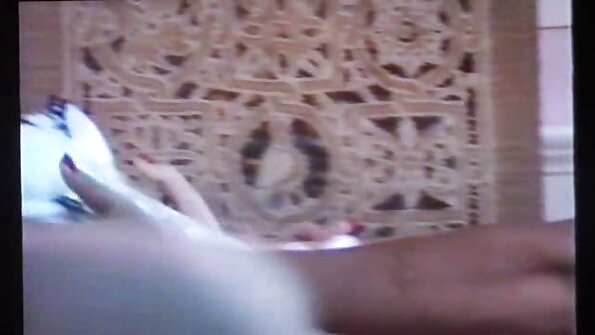 நீண்ட கால்கள் கொண்ட பெண், இளைஞனின் அனைத்து கட்டளைகளையும் நிறைவேற்றுகிறாள்