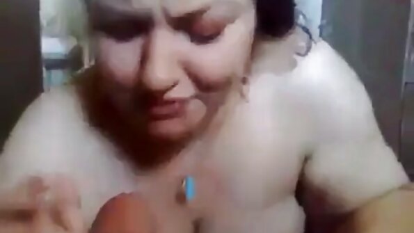 கூர்மையான முலைக்காம்புகளைக் கொண்ட ஒரு கருப்பு ஹேர்டு ஸ்லட் அவளது புண்ணைப் பிடுங்குகிறது