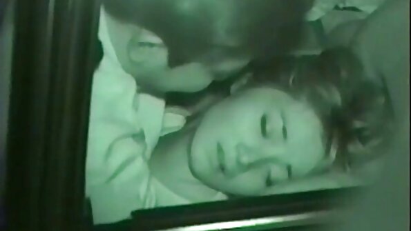 ஆசிய குஞ்சு மூன்று கின்கி பேராசிரியர்களால் கையாளப்படுகிறது