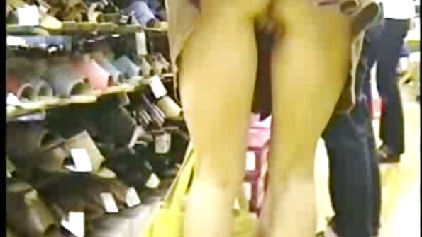 ஆர்வமுள்ள கூகர் ஜூலியா ஆன் தனது டீன் ஏஜ் மகனுக்கு சிறந்த வாய்ப்பை அளிக்கிறார்