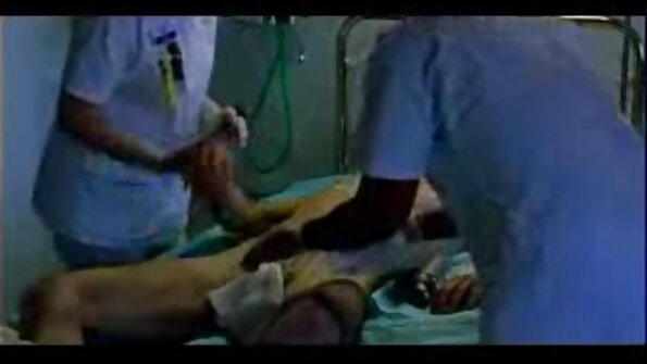 ஒரு பரபரப்பான பள்ளி மாணவி அவளது புண்ணை மேசையில் நீட்டிக்கொண்டிருக்கிறாள்